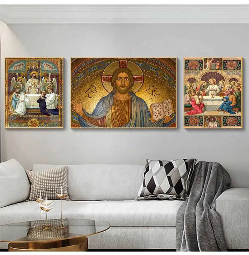 Mur de galerie avec trois peintures à l'huile représentant des scènes de la Dernière Cène.