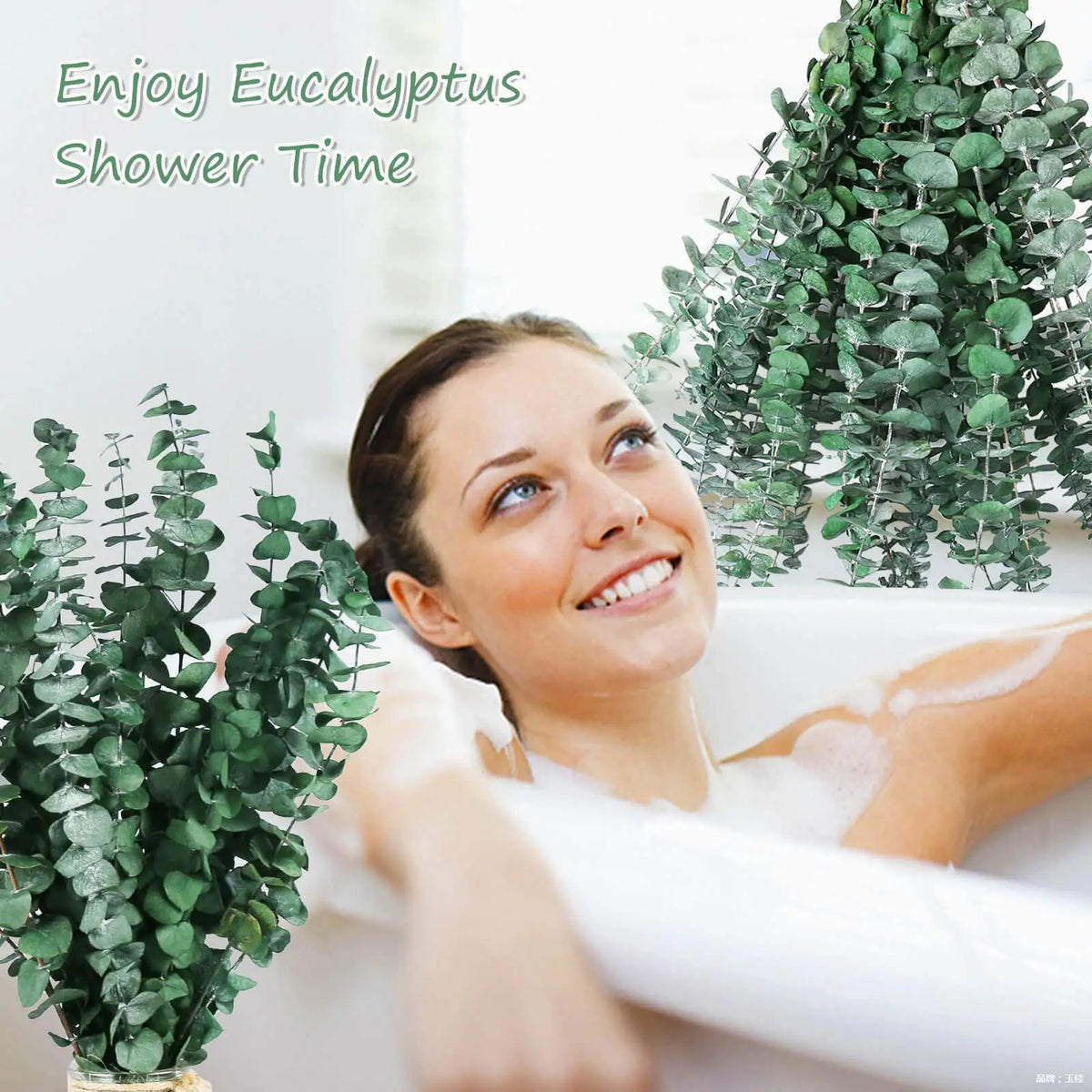Eine Frau genießt eine Dusche mit natürlichem Eukalyptuslaub in einem Badezimmer.