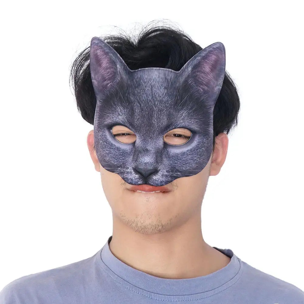 Una persona lleva una máscara de mitad de cara de gato gris con orejas y textura de pelo morado para cosplay.