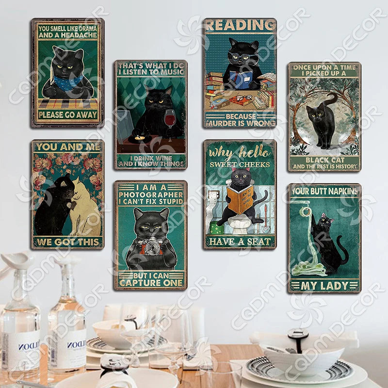 Collection de décoration murale en métal vintage de chats noirs, avec diverses poses et scènes.