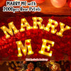 Marry Me LED-Licht-Brief-Set mit Rosenblättern auf einer Holzoberfläche.