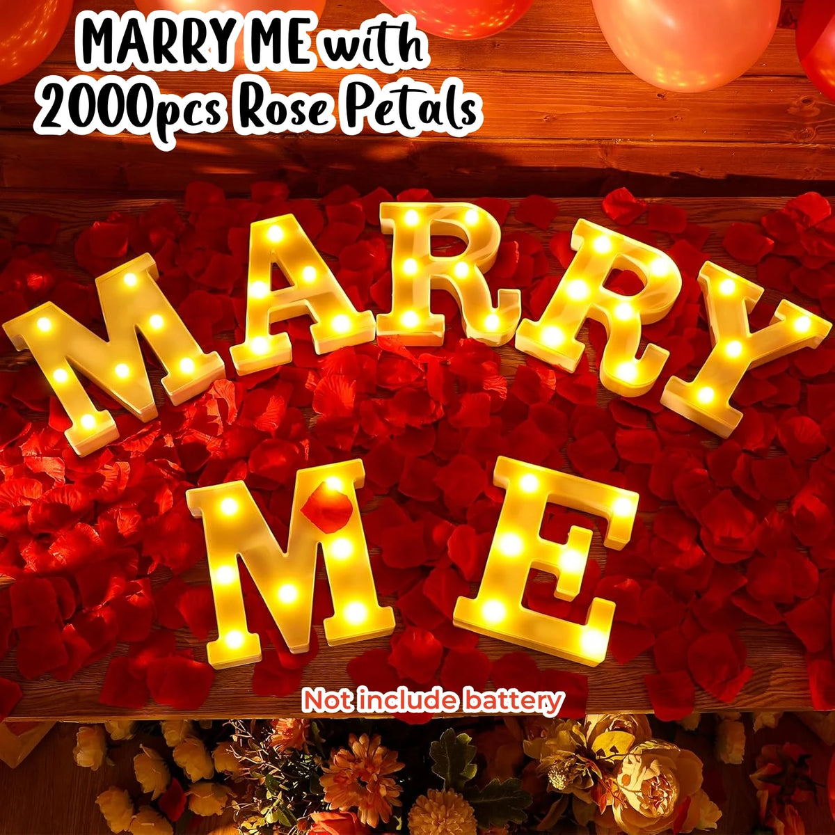 Marry Me LED-Licht-Brief-Set mit Rosenblättern auf einer Holzoberfläche.