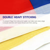 Gros plan sur un tissu avec des coutures doubles et épaisses sur un drapeau rouge et bleu, montrant des coutures robustes.