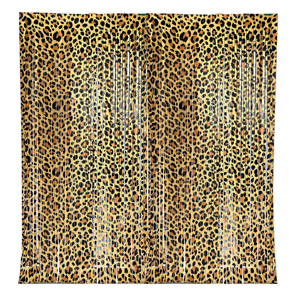 Goldige gepunktete Cheetah-Folie-Vorhänge mit Fransen, vertikal hängend.