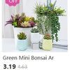 Collection de mini-bonsaïs artificiels verts et violets dans des pots blancs sur une surface blanche.