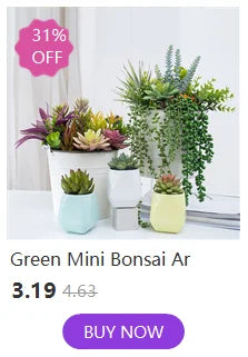 Collection de mini-bonsaïs artificiels verts et violets dans des pots blancs sur une surface blanche.