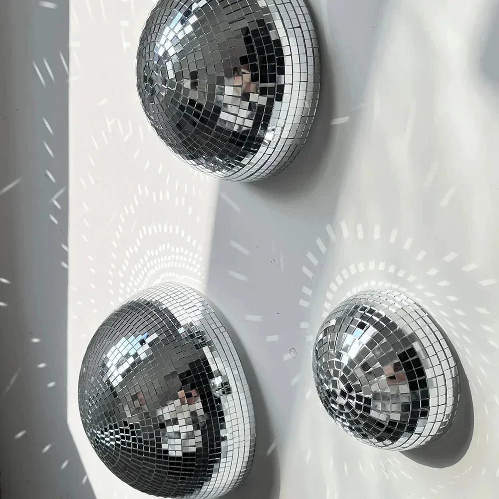 Boule à miroirs argentés, décoration murale disco réfléchissant la lumière sur une surface blanche