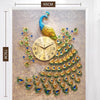 Horloge murale élégante au motif paon bleu et or vibrant sur fond texturé.