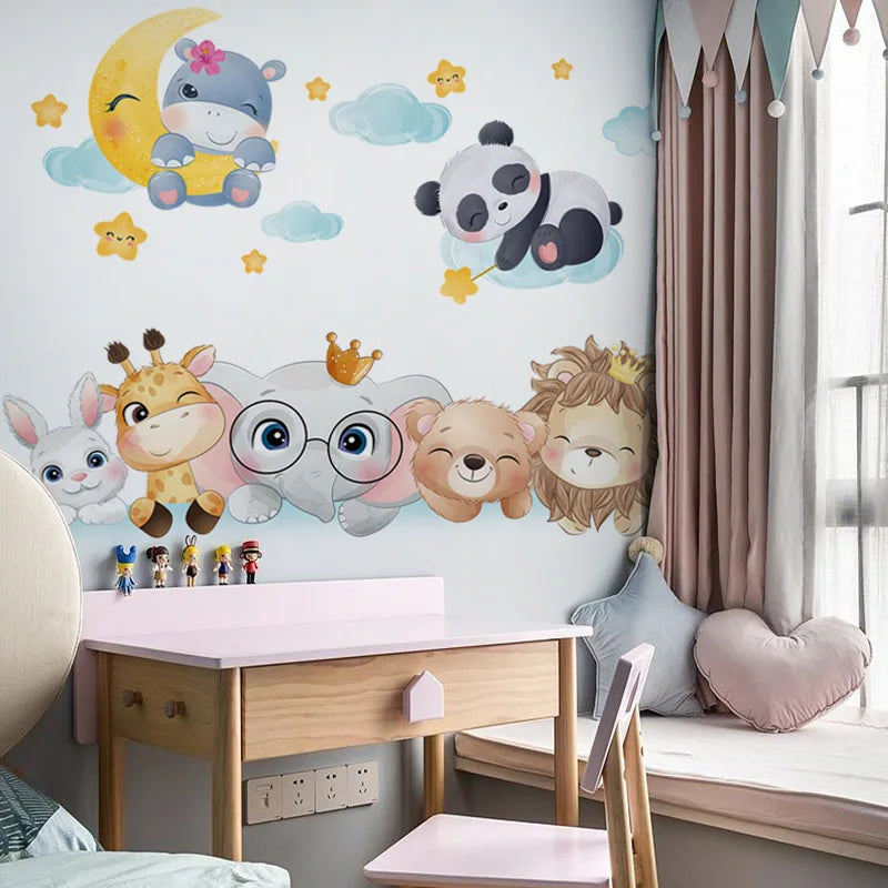Niedliche Waldtiere Wandsticker mit Panda, Bär und anderen Waldwesen auf blauer Wand.