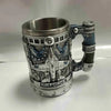 Taza de café plateada con temática militar, diseño de avión y símbolos patrióticos.