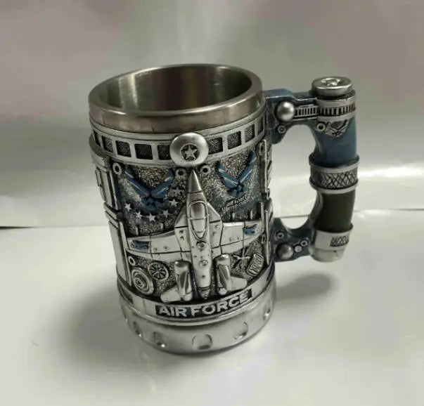 Taza de café plateada con temática militar, diseño de avión y símbolos patrióticos.
