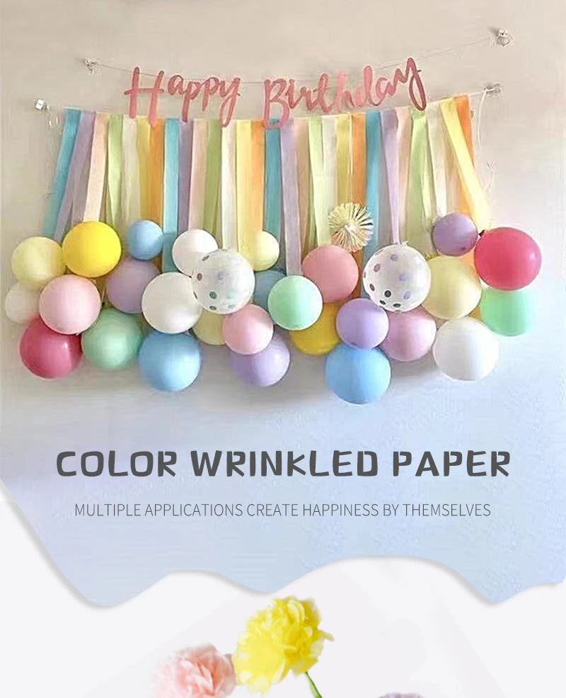 Buntes Display aus zerknitterten Papierstreifen in Pastelltönen vor weißem Hintergrund.