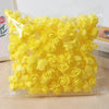 Un ramo de decoraciones de espuma de rosas artificiales de color amarillo brillante, empaquetadas en plástico transparente.