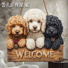 Panneau en bois avec trois chiens de caniche : un doré, un crème et un noir, avec le mot BIENVENUE gravé en dessous.