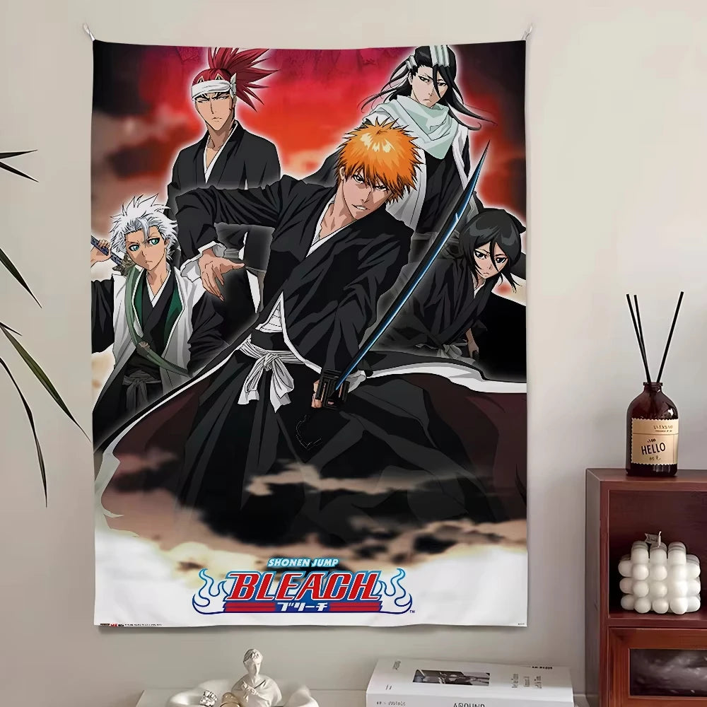 Ein Wandteppich mit einer Collage von Bleach-Charakteren in dynamischen Posen vor dunklem Hintergrund.