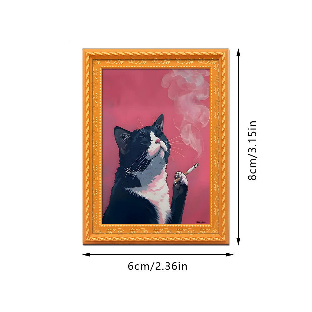 Retrato de acuarela enmarcado de un gato blanco y negro con humo, en un cuadro de marco naranja.