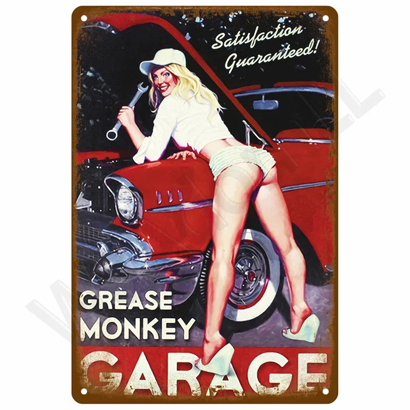 Vintage Metallwandschild mit Frau in weißem Top und Shorts neben einem roten Auto, mit dem Schriftzug „Satisfact“