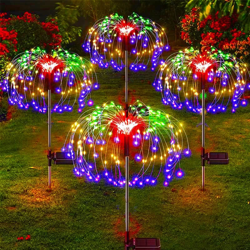 Affichage de feux d'artifice solaires LED colorés illuminant un jardin.