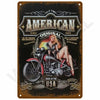 Vintage Metallwandtafel mit einem amerikanischen Motorrad und Text, dass es in den USA hergestellt wurde.