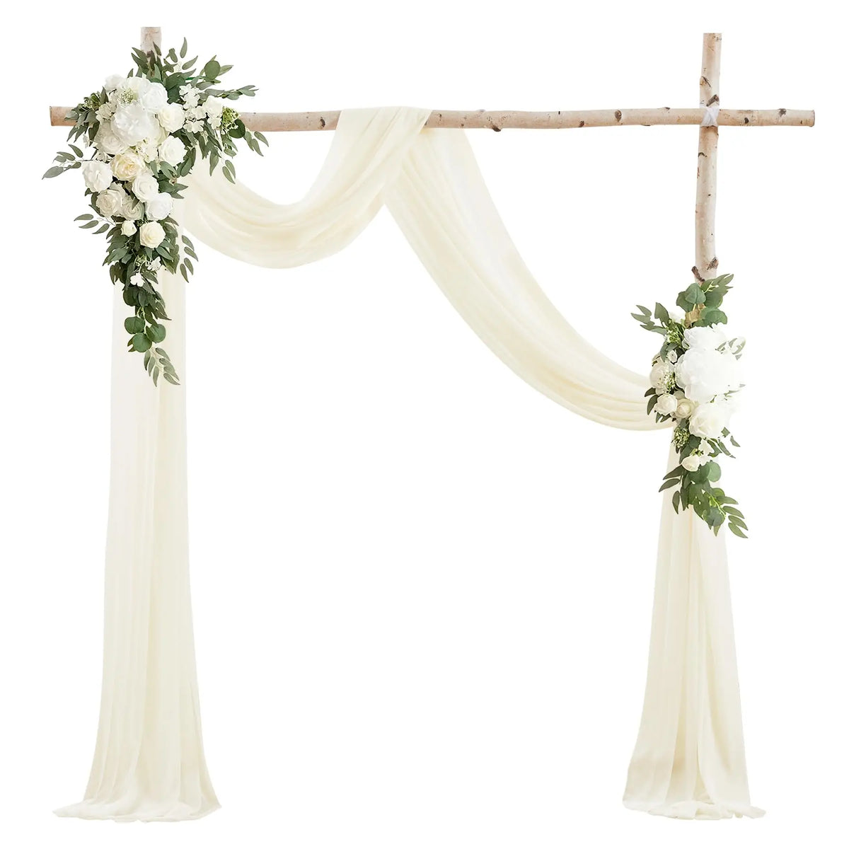 Tissu chiffon élégant drapé pour créer une arche de fond de mariage ou d'événement avec des fleurs blanches