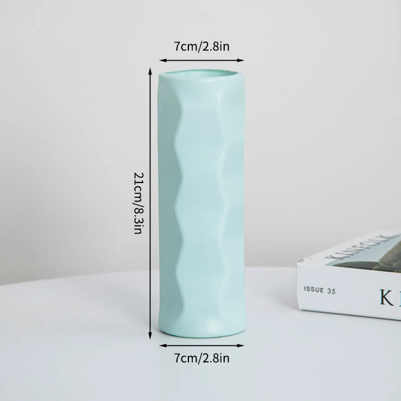 Hoher, zylindrischer, blassmintgrüner Plastikvase mit geriffelter Textur.