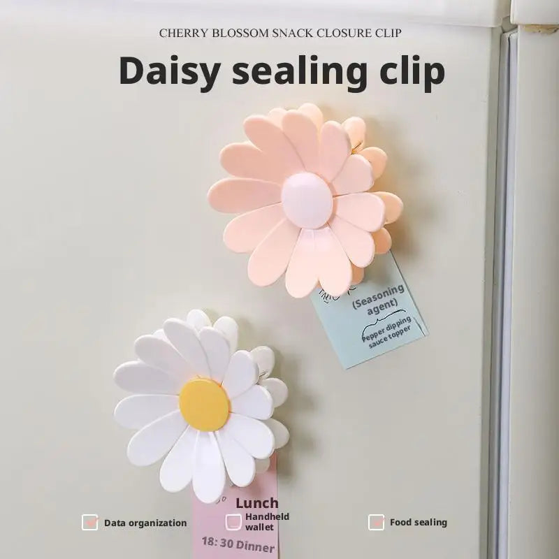 Pince à sceller en forme de marguerite rose utilisée pour fermer un sac de collation au réfrigérateur