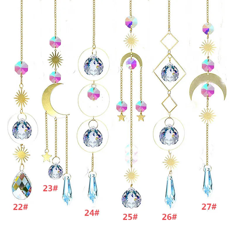 Collection de décorations en cristal suspendues aux formes et couleurs variées comme étoiles, lunes et motifs géométriques.