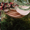 Arche florale décorée de baies rouges profondes, de roses et de guirlandes d'eucalyptus vert pour un décor d'événement.