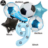 Un set de six ballons de football et décorations, incluant un ballon de football blanc et noir, un ballon bleu et un lar