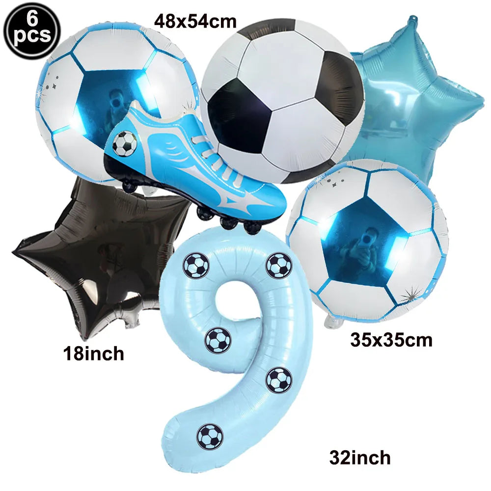 Un set de six ballons de football et décorations, incluant un ballon de football blanc et noir, un ballon bleu et un lar