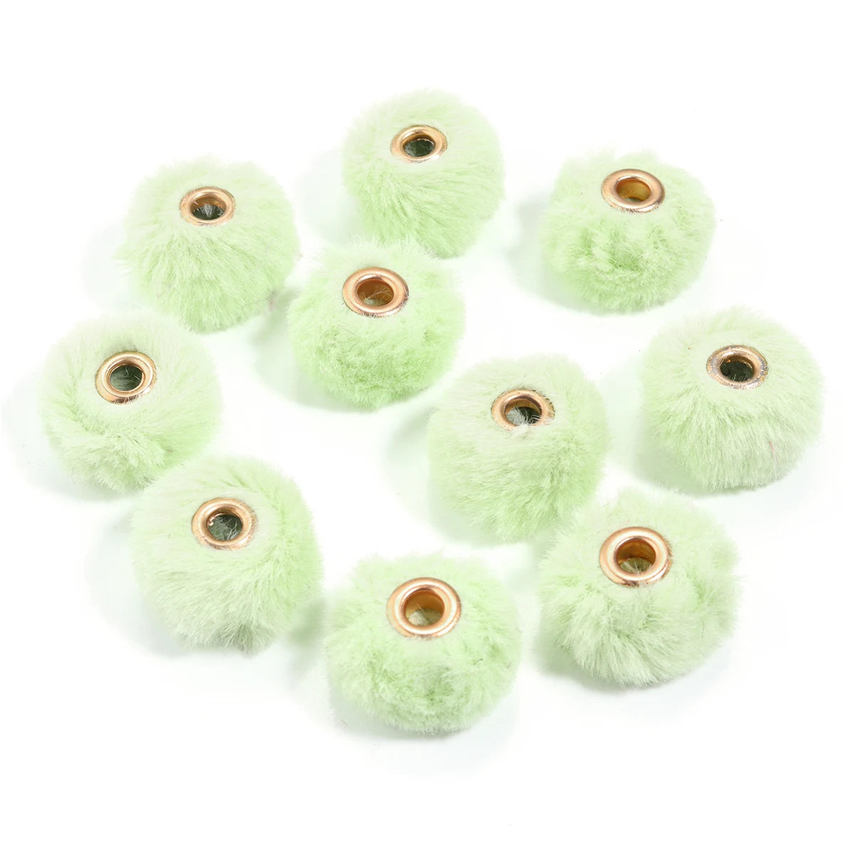 Collection de perles en peluche vert clair pour la fabrication de bijoux DIY.