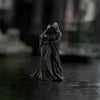 Dunkle Statue mit Totenbringer-Figur und Kapuzenmantel