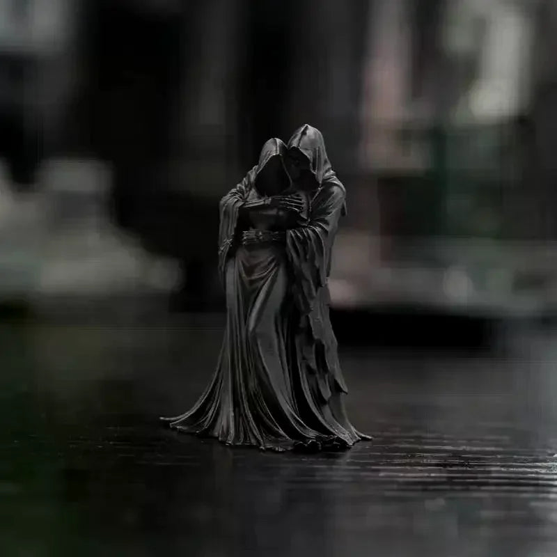 Dunkle Statue mit Totenbringer-Figur und Kapuzenmantel