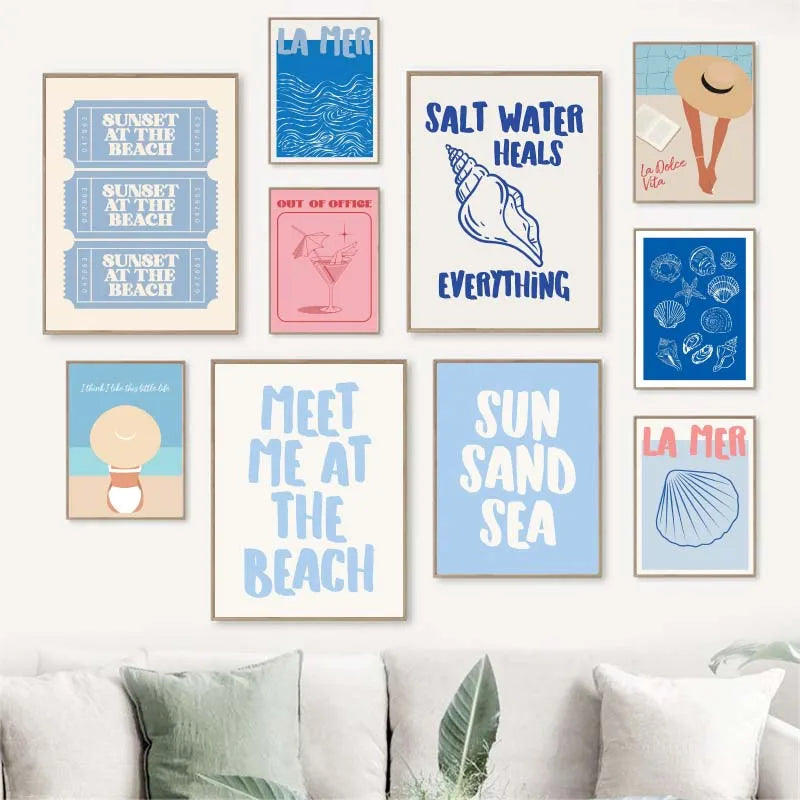 Eine Sammlung von neun gerahmten Leinwanddrucken mit Zitaten und Illustrationen über den Strand, das Meer, Sonnenuntergänge u