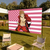 Ein Banner mit einer Anime-Figur in amerikanischer Flaggen-Design im Freien.