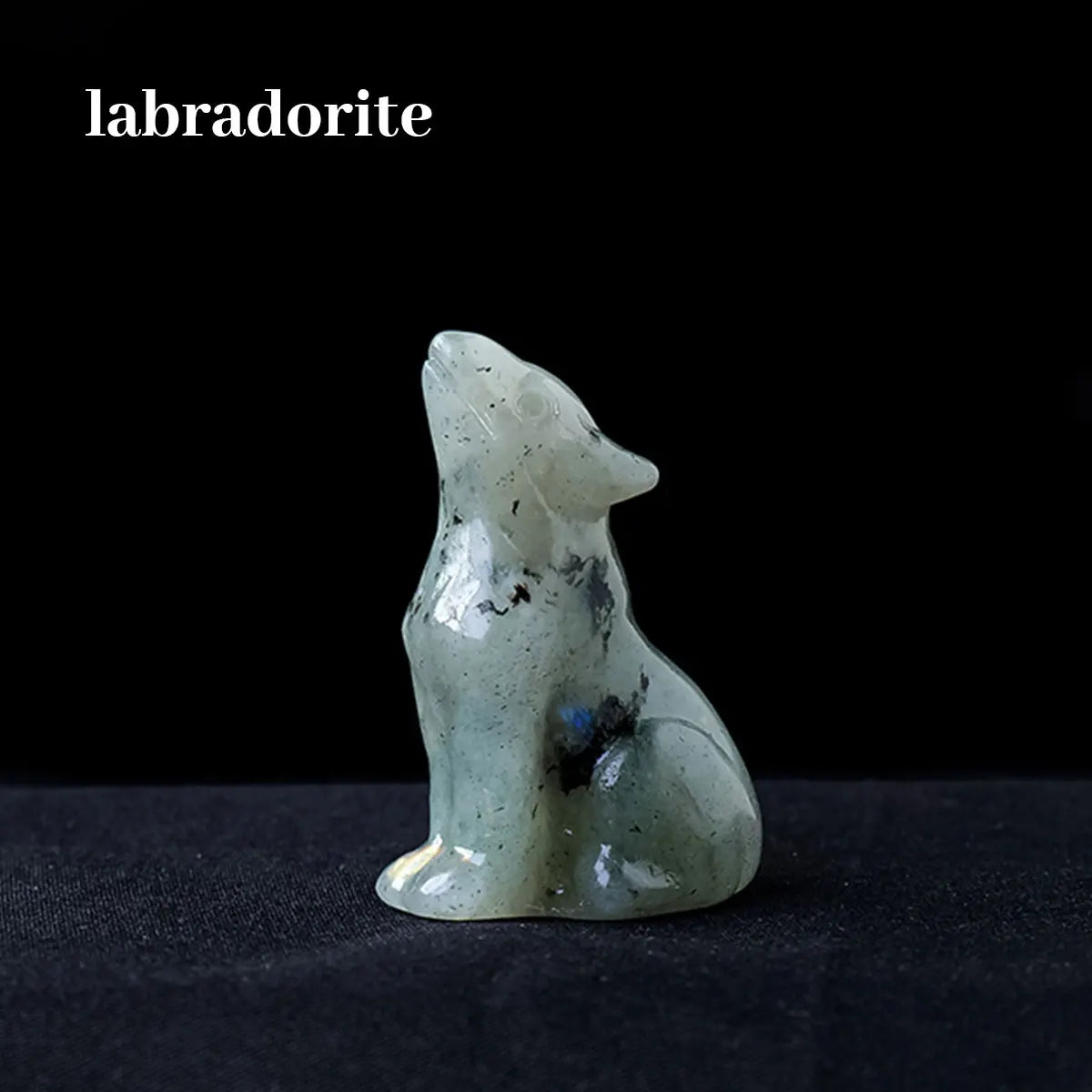 Natürliche Wolfskristallfigur in Grau- und Blautönen auf dunkler Oberfläche.