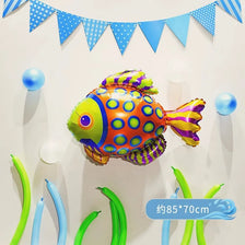 Ein Set aus blau-gelben Banner und eine bunte aufblasbare Fischdekoration für eine Ozeanparty.
