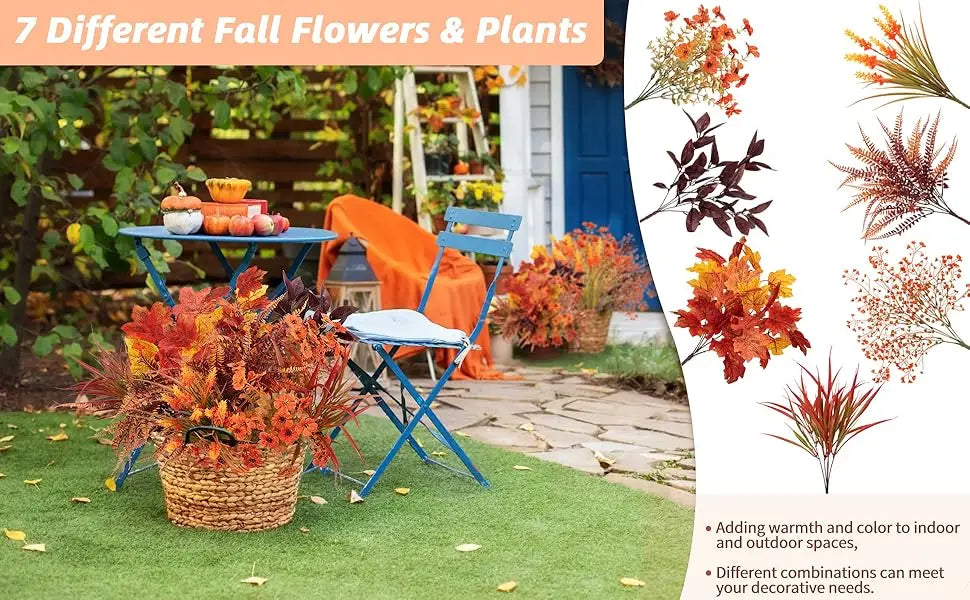 Eine Sammlung von sieben verschiedenen Herbstblumen und Pflanzen in einem geflochtenen Korb auf einer grünen Rasenfläche.