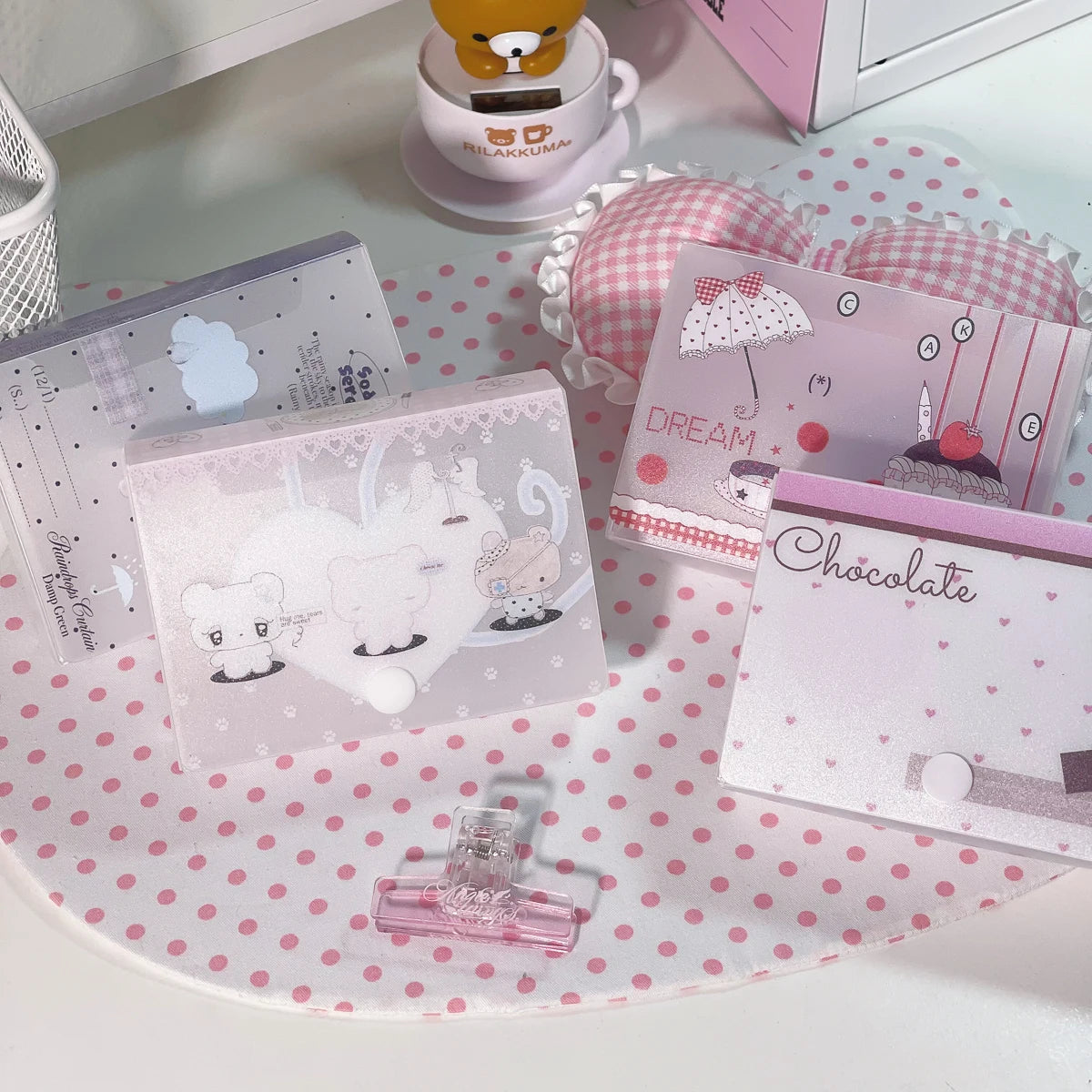 Una colección de tarjetas y pegatinas rosas y blancas sobre un plato de lunares.