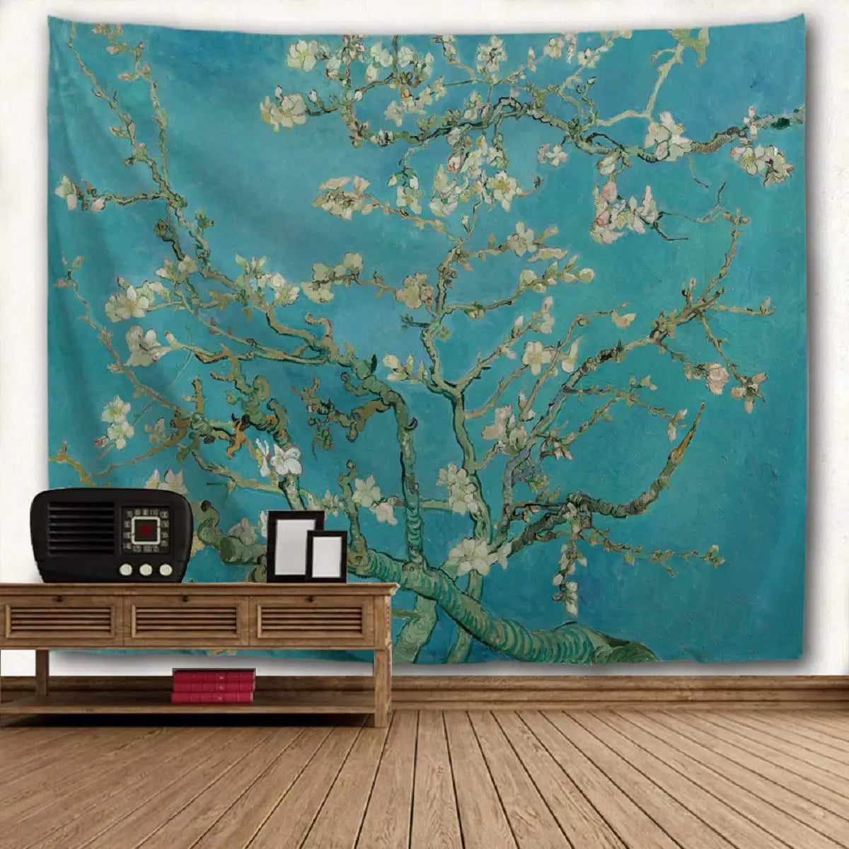 Une tenture murale de tapisserie représentant un arbre vert clair avec des fleurs blanches contre un ciel bleu.