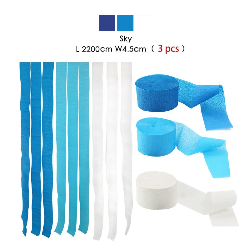 Ein Set aus blauen und weißen Crêpepapier-Girlanden, einschließlich langer Streifen und runder Rollen.