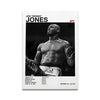 Schwarz-weißes Porträt von Jon Bones Jones, einem UFC-Kämpfer, vor dunklem Hintergrund.