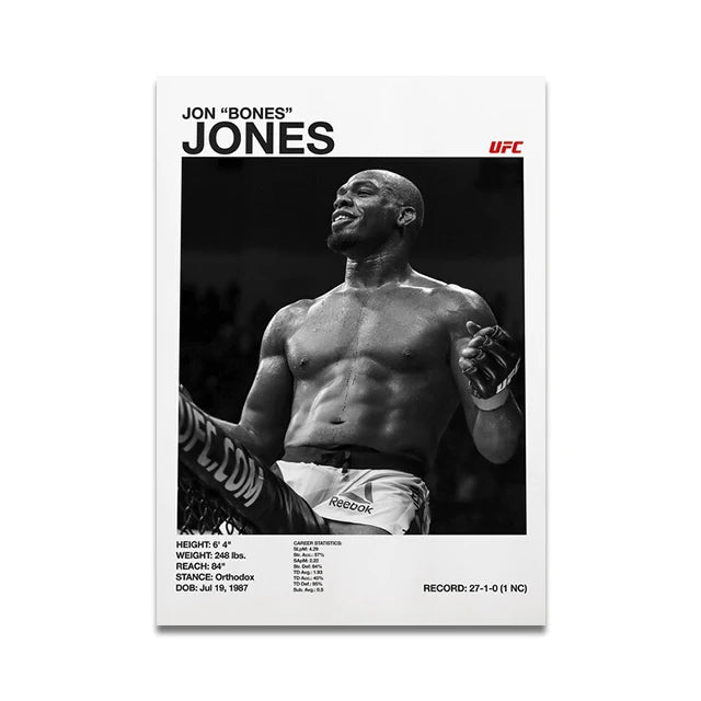 Schwarz-weißes Porträt von Jon Bones Jones, einem UFC-Kämpfer, vor dunklem Hintergrund.