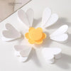 Pince de fermeture magnétique blanches en forme de fleurs sur fond blanc.