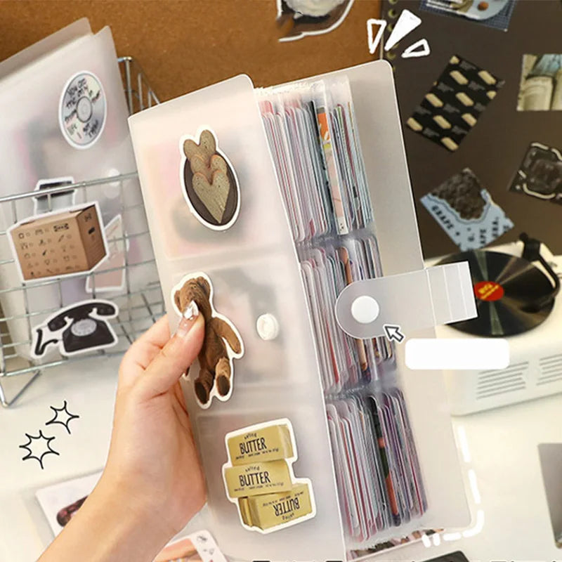 Álbum transparente lleno de recuerdos y polaroids, incluyendo la silueta de un oso pardo y un coche temático de mantequilla