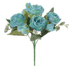 Ein Strauß künstlicher Seidenrosen und Pfingstrosen in Blau- und Hellblautönen.
