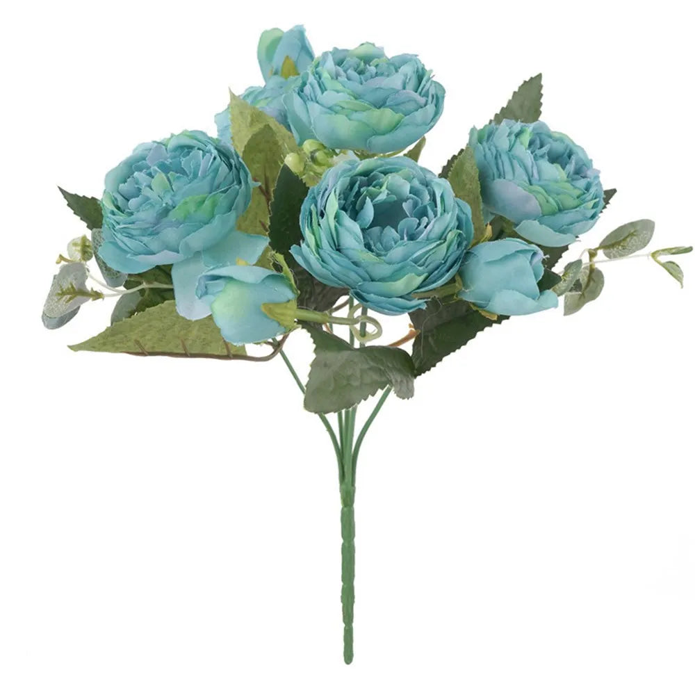 Ein Strauß künstlicher Seidenrosen und Pfingstrosen in Blau- und Hellblautönen.