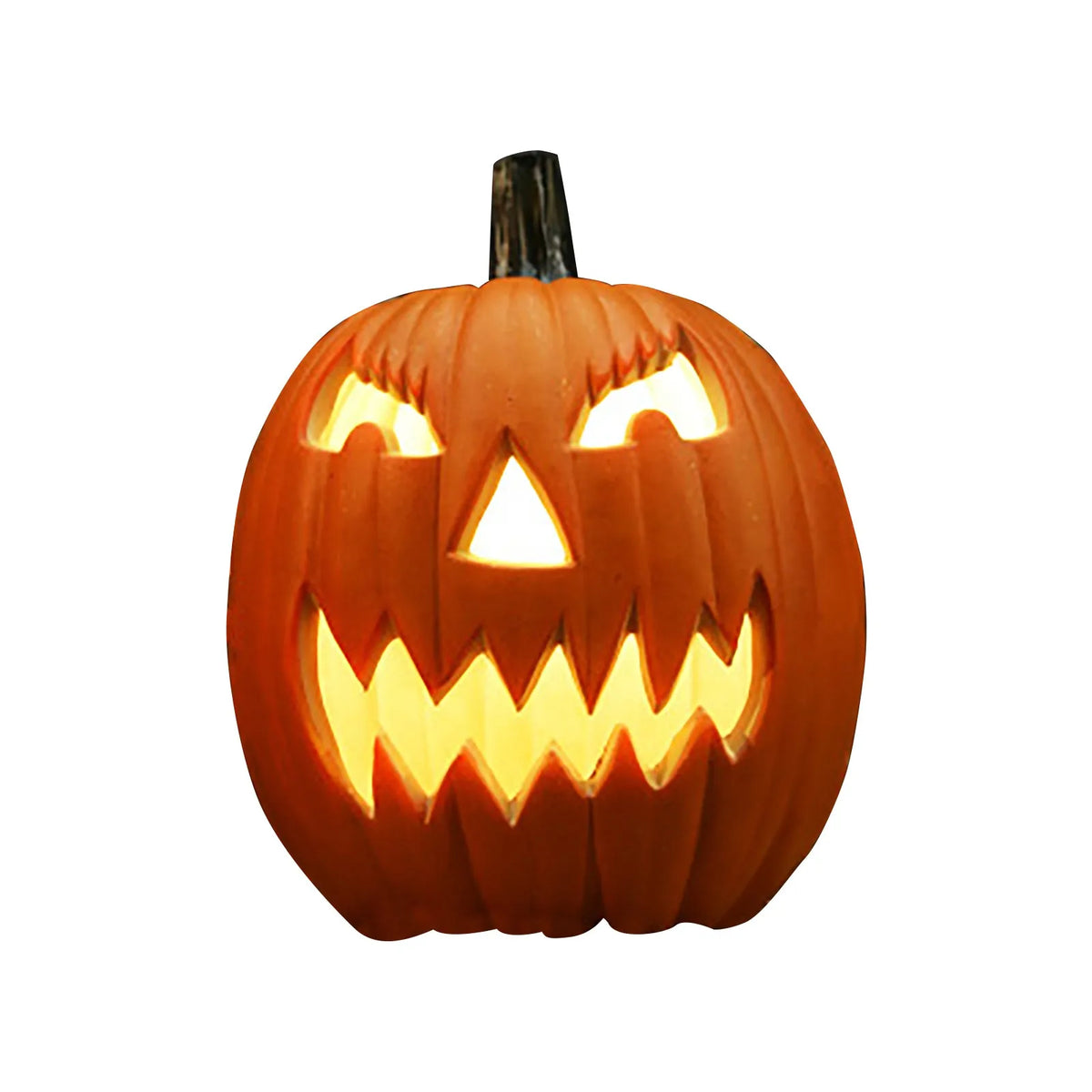 Calabaza de cerámica naranja tallada con ojos amarillos brillantes y una sonrisa amenazante, usada como linterna de Halloween