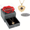 Un coffret cadeau avec une rose rouge conservée et un pendentif de cœur en or.