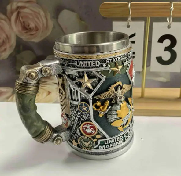 Taza de café plateada con temática militar, diseño de estrellas y águila.